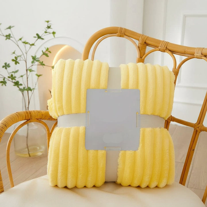 Elegante gestreifte Flanell-Fleece-Decke, weich und gemütlich, für Schlafzimmer oder Wohnzimmer als Stil-Highlight.