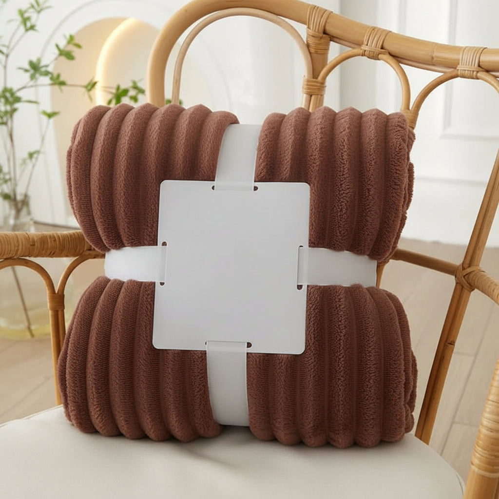 Gemütliche Sofadecke aus Flanell-Fleece mit Streifenmuster, lädt zum Entspannen ein und hält wunderbar warm.