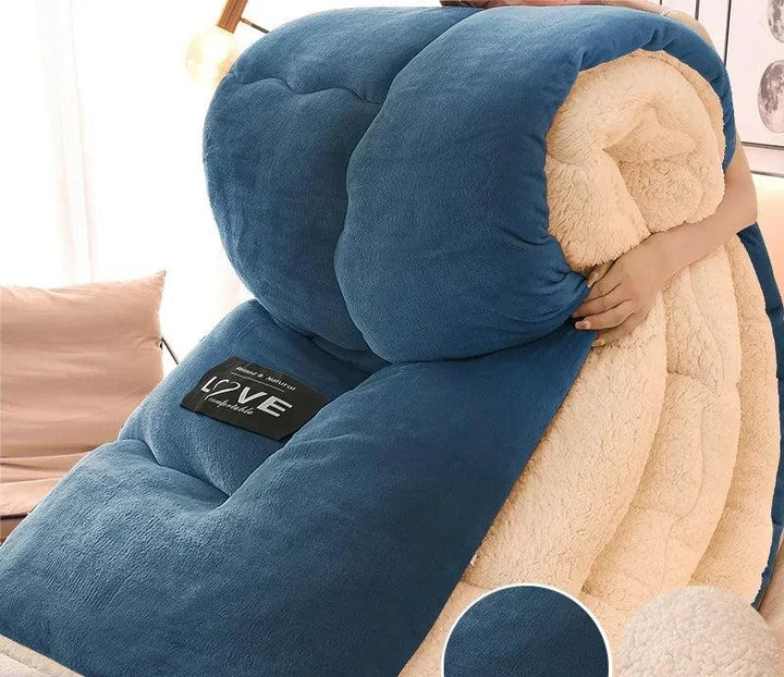 Gemütliche Flanell-Fleece Bettdecke auf einem Bett, ideal für warme Winternächte und süße Träume.