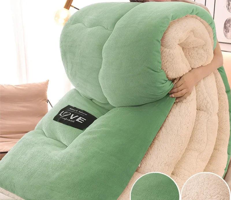 Warme Wohndecke aus Flanell-Fleece, perfekt für entspannte Stunden auf dem Sofa im Wohnzimmer.
