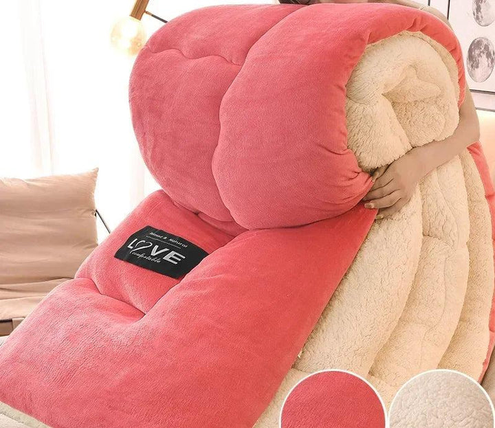 Dicke Winterdecke aus flauschigem Flanell-Fleece, ordentlich gefaltet, für maximale Wärme und Komfort.
