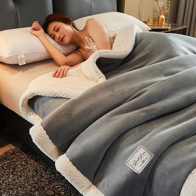 Warme Polyester Fleece-Decke, kuschelig und weich, ideal als Geschenk für entspannte Stunden.