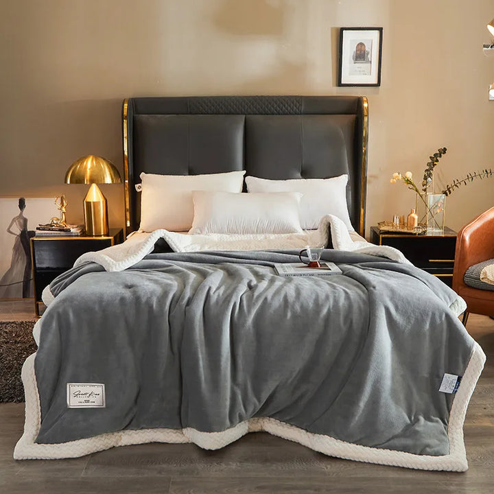 Gestreifte Kuscheldecke CozyBlanket aus luxuriösem Fleece, perfekt für gemütliche Wintertage.