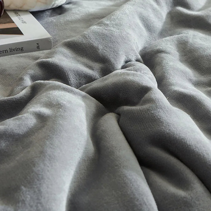 Detailansicht der weichen Fleece-Decke, warm und gestreift, ein Muss für jedes Wohnzimmer.