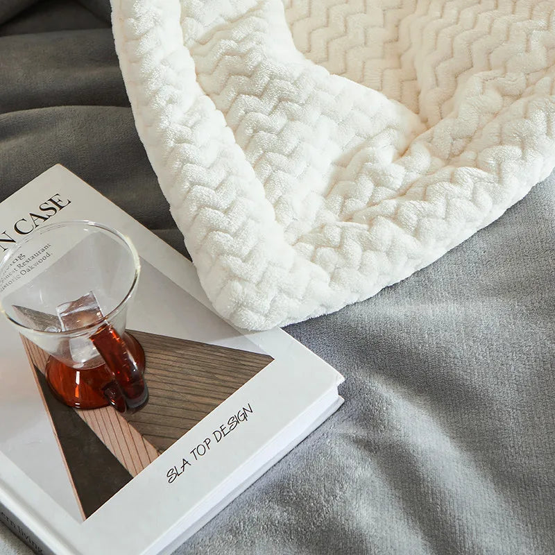 Ordentlich gefaltete Fleece-Decke CozyBlanket, bereit für gemütliche Stunden im Schlafzimmer.