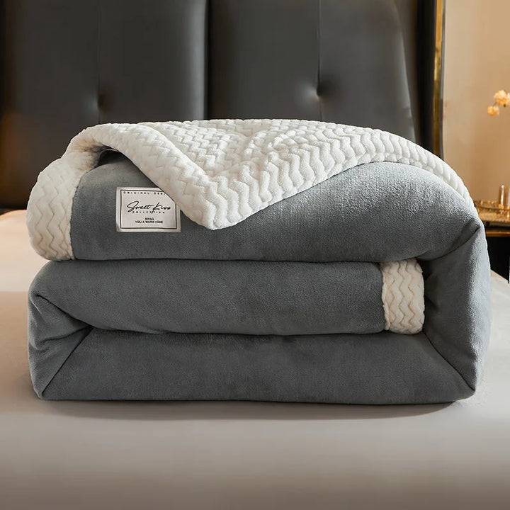Luxuriöse Fleece-Decke gemütlich auf dem Sofa im Wohnzimmer drapiert, für warme Winterabende.