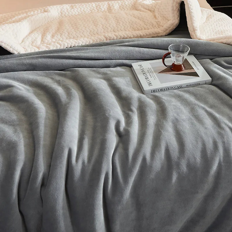 Nahaufnahme der kuscheligen Fleece-Textur der CozyBlanket Wohndecke, sehr weich und warm.
