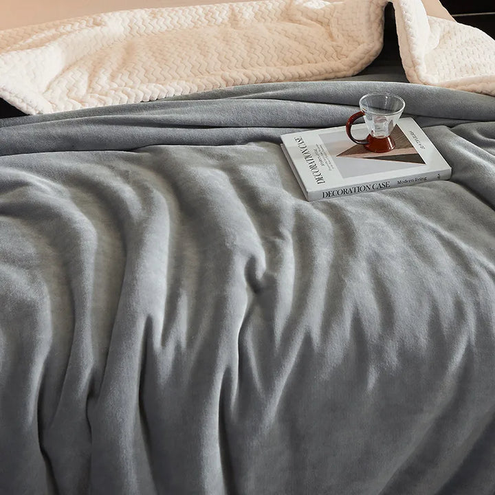 Nahaufnahme der kuscheligen Fleece-Textur der CozyBlanket Wohndecke, sehr weich und warm.