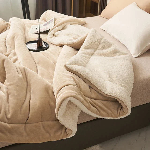 Flauschige Fleecedecke für maximalen Komfort und entspannende Momente auf dem Sofa oder im Bett.