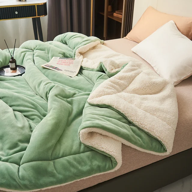Warme Kuscheldecke aus Fleece, perfekt für gemütliche Abende im Schlafzimmer oder Wohnzimmer.