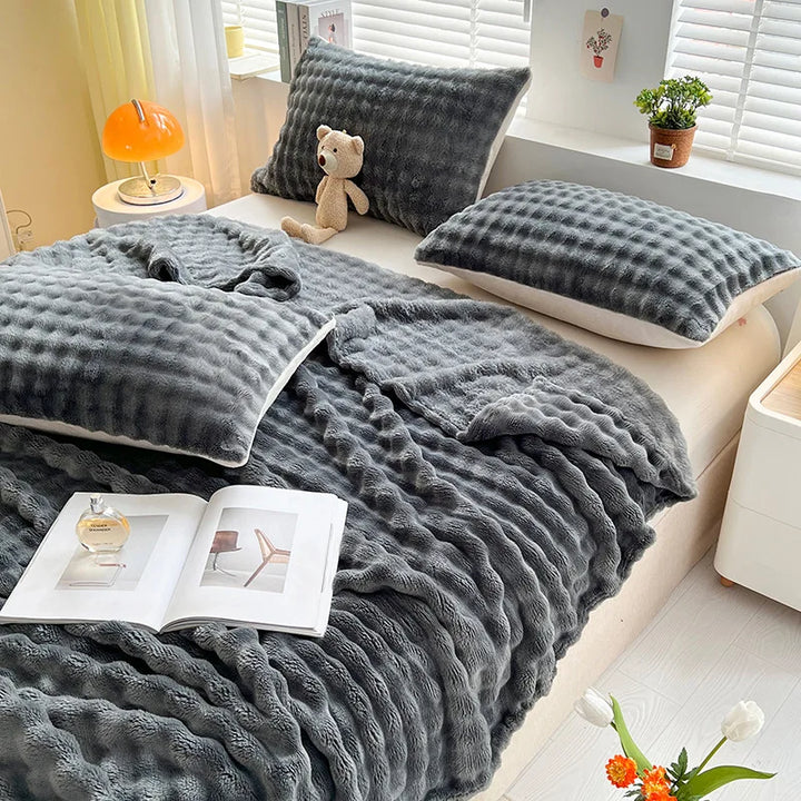 Kuschelige Fleecedecke mit Bubble-Textur, weich und wärmend für gemütliche Abende auf Sofa oder Bett.