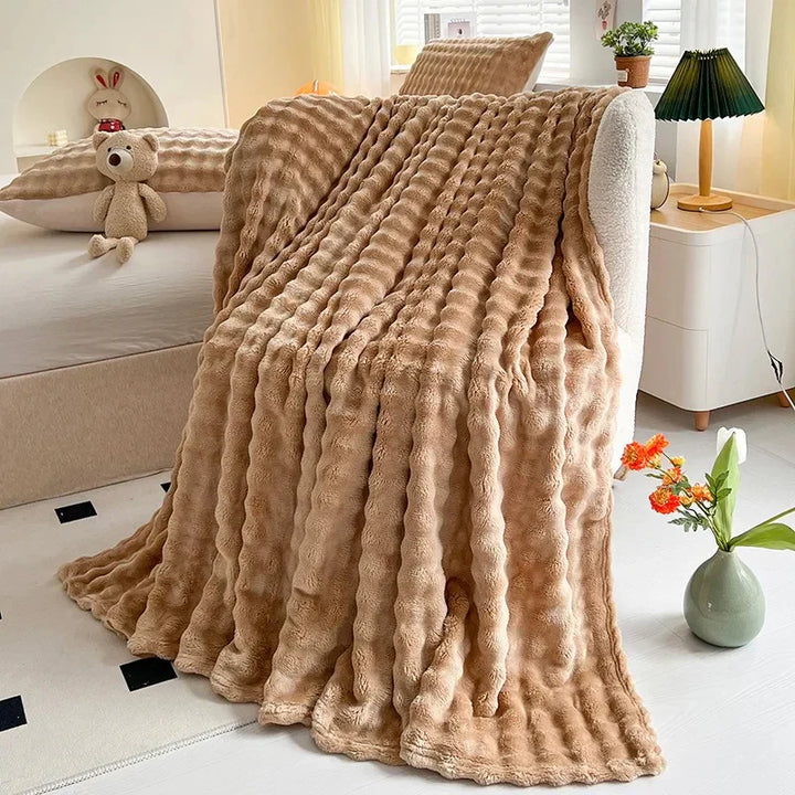 Weiche Wohndecke aus Fleece mit moderner Bubble-Textur, ideal als dekoratives Wohnaccessoire für Ihr Zuhause.