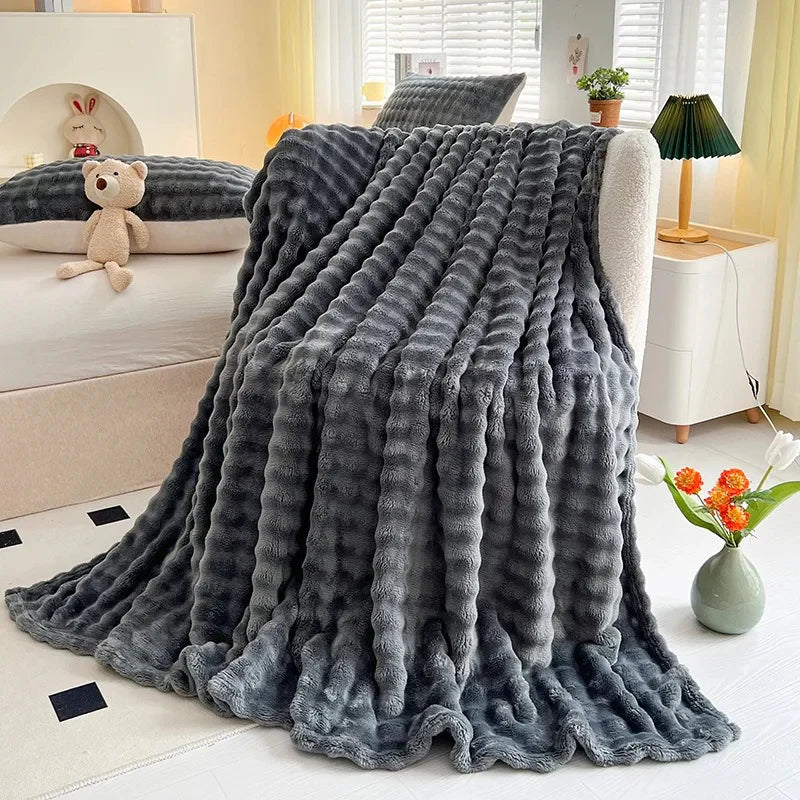 Hochwertige Fleecedecke mit stilvoller Bubble-Textur, bietet Wärme und ein weiches Gefühl für jede Umgebung.