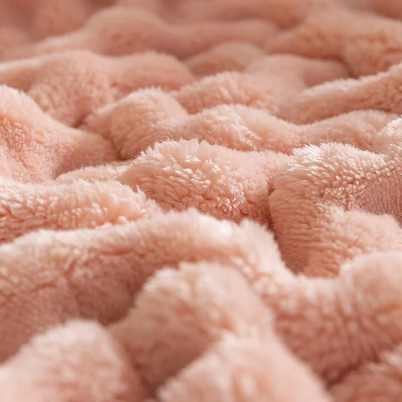 Komfortable Fleecedecke mit weicher Bubble-Textur, sorgt für wohlige Wärme und Entspannung auf dem Sofa.