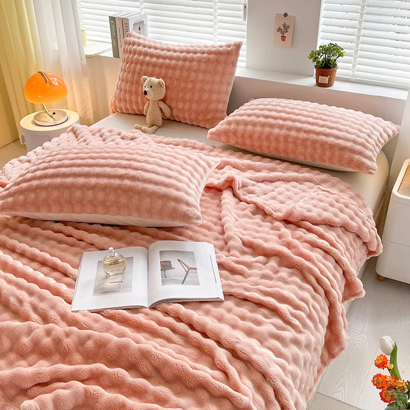 Dekorative Kuscheldecke aus Fleece mit innovativer Bubble-Textur, ein stilvolles Update für Ihr Interieur.