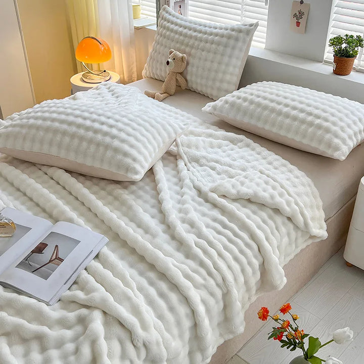 Vielseitige Fleecedecke mit Bubble-Textur, warm und kuschelig, perfekt für Betten, Sofas und kalte Tage.