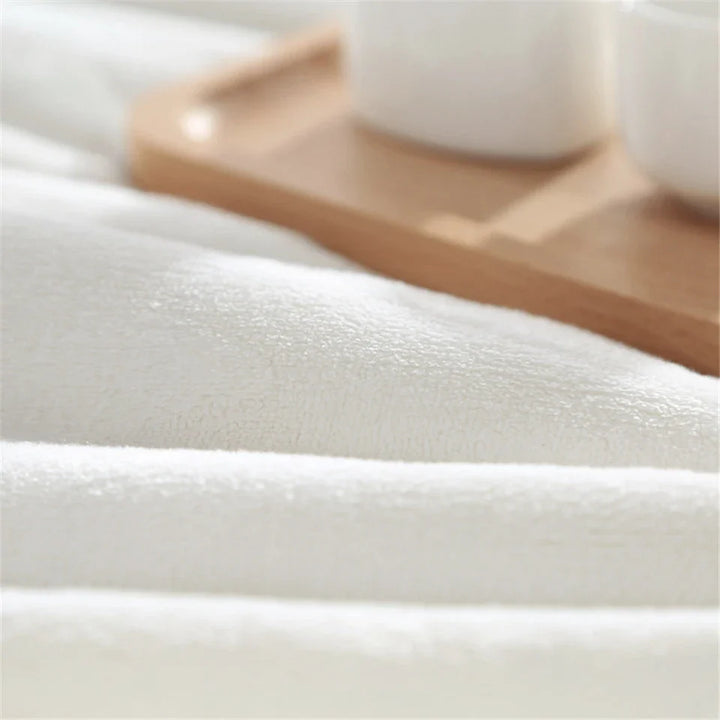 Stilvolle hellgrüne Dackel Kuscheldecke, eine tolle Geschenkidee und Heimtextil für jede Wohnlandschaft.