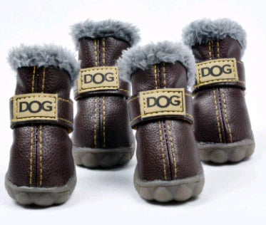 Bequeme Hunde-Winterstiefel, warm & wasserabweisend, perfekt für frostige Spaziergänge und Winterabenteuer.
