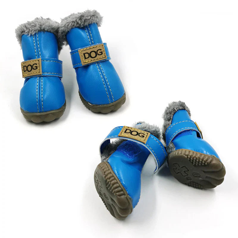 Wasserabweisende Hundestiefel für den Winter; warm gefüttert und rutschfest für sicheren Stand im Schnee.