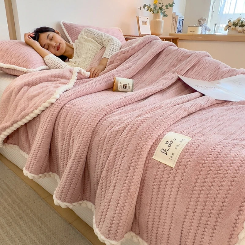 Kuschelige karierte Flanell-Wohndecke für Sofa und Bett, weich & warm, ideal für gemütliche Abende.