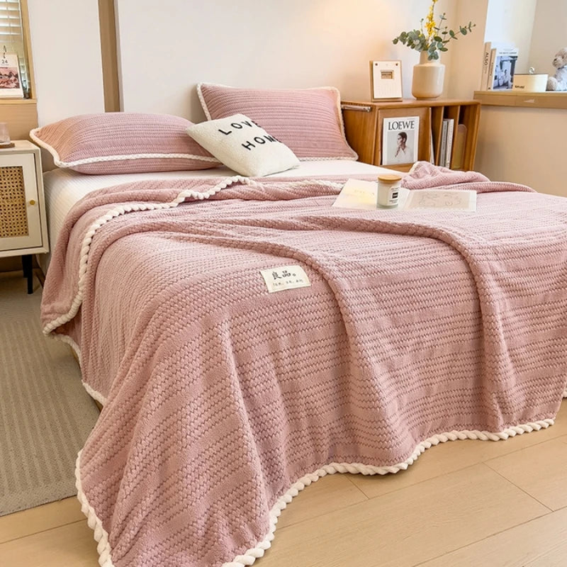 Warme Flanell-Wohndecke in klassischem Karomuster, perfekt als Bettdecke oder Sofadecke für Herbst & Winter.