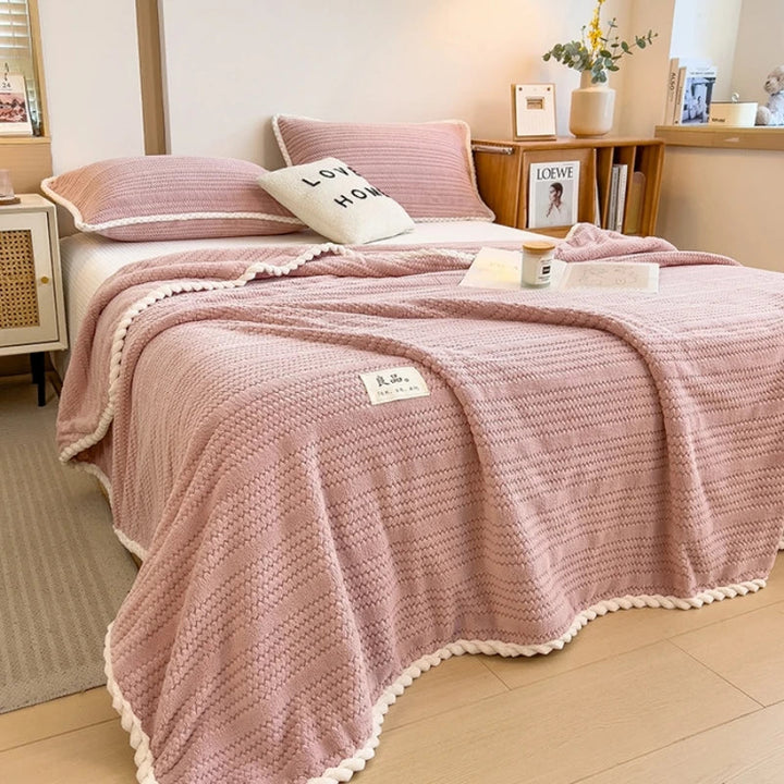 Warme Flanell-Wohndecke in klassischem Karomuster, perfekt als Bettdecke oder Sofadecke für Herbst & Winter.