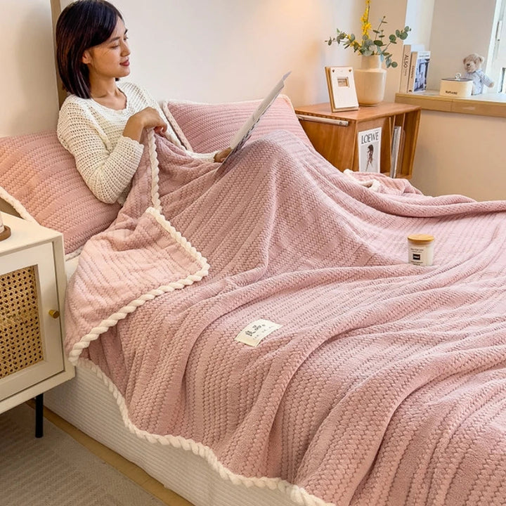 Dekorative karierte Wohndecke aus weichem Flanell, vielseitig einsetzbar als Sofa- oder Bettüberwurf.
