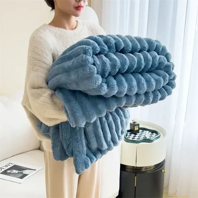 Elegante Plüschdecke drapiert auf einem Sofa, lädt zum Einkuscheln ein; weich und wärmend.
