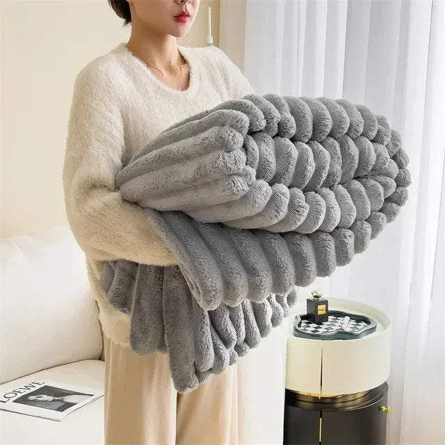 Dichte, weiche Plüschdecke PlushNest, sorgt für extra Wärme und ein angenehmes Hautgefühl.