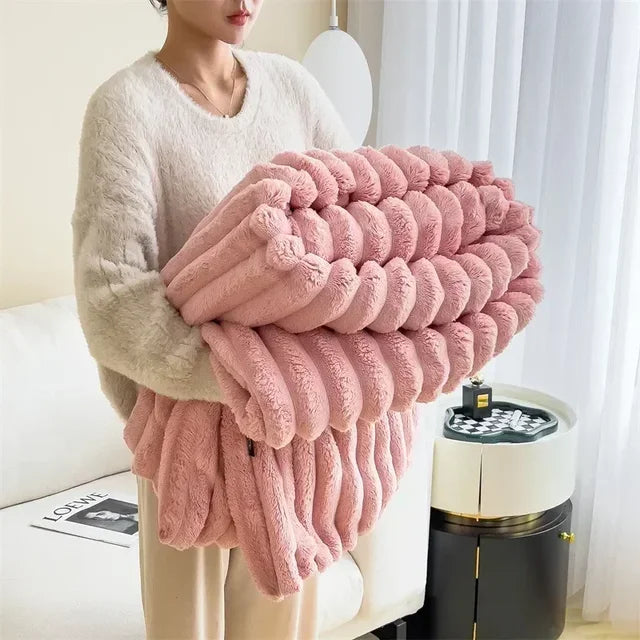 Ultimative Wärme spendende Kuscheldecke PlushNest, ideal für kalte Nächte im Bett.