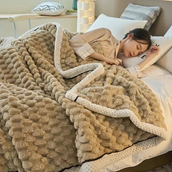 Kuschelige "TurtleWarm" Coral-Velvet-Decke, doppellagig, ideal für gemütliche Herbst- & Winterabende auf dem Sofa.