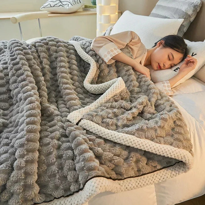 Warme Winterdecke aus Coral Velvet, doppellagig, perfekt zum Entspannen im Schlafzimmer oder als Herbstdecke.