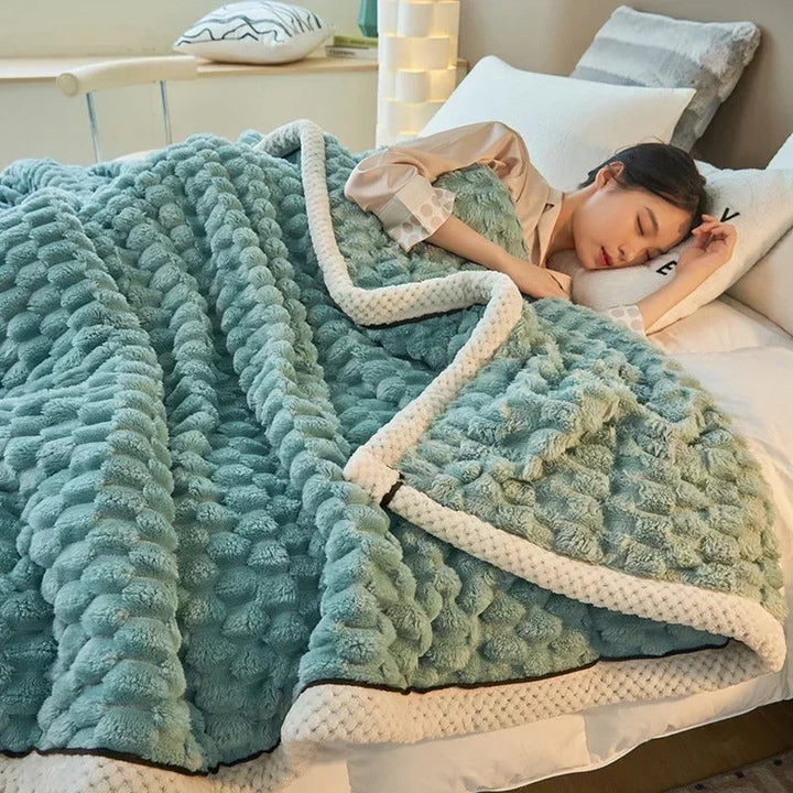 Samtweiche Coral-Velvet-Kuscheldecke, doppellagig & wärmend, perfekt für kalte Tage und entspannte Stunden.
