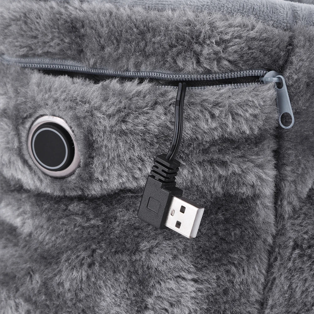 Blick auf graue USB-Heizpantoffeln, die Damen & Herren im Winter warme und kuschelige Füße garantieren. Ideale Hausbekleidung.