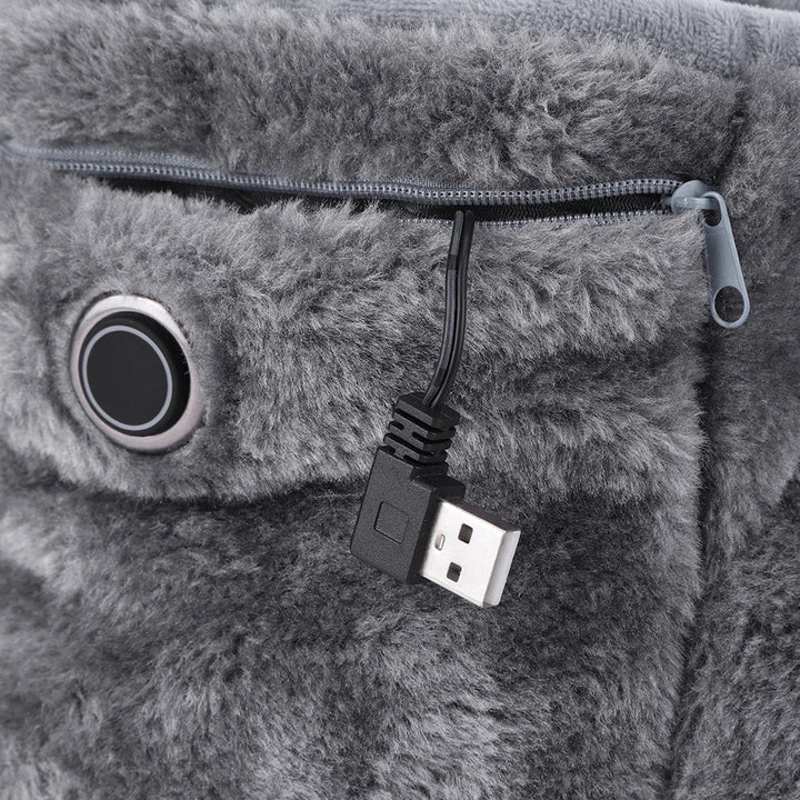 Blick auf graue USB-Heizpantoffeln, die Damen & Herren im Winter warme und kuschelige Füße garantieren. Ideale Hausbekleidung.