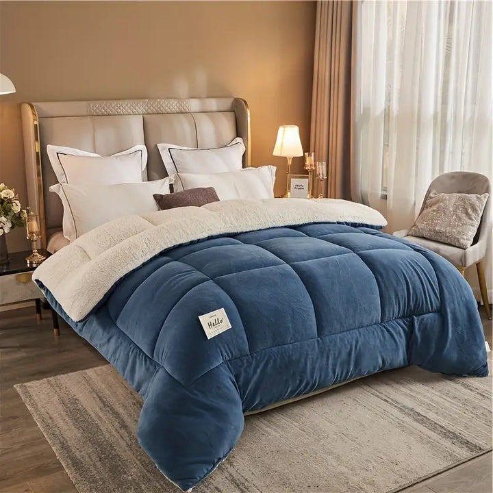 Blaue, gesteppte Winter-Bettdecke mit Karomuster für Ihr Schlafzimmer. Warm, gemütlich und pflegeleicht.