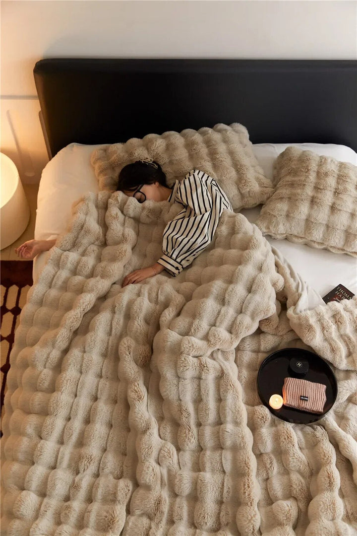 Kuschelige WarmWol Plüschdecke, weich & warm, ideal für gemütliche Abende im Wohnzimmer oder Schlafzimmer.