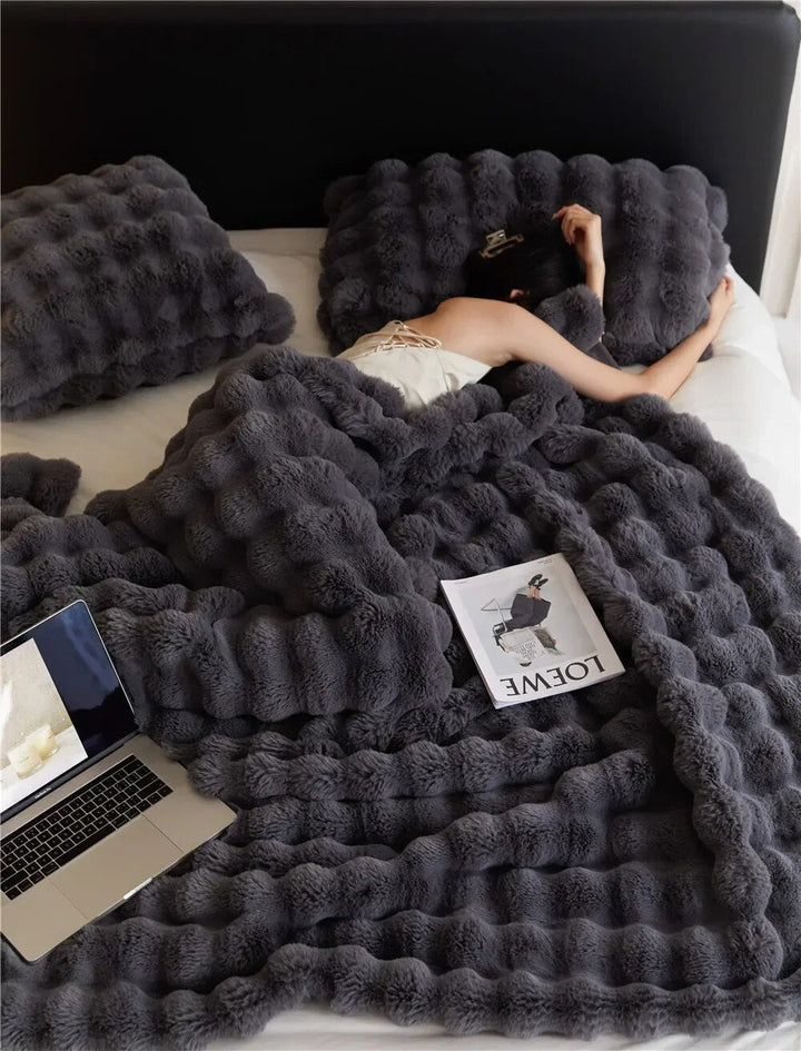 Flauschige WarmWol Wohndecke für Sofa & Bett, sorgt ganzjährig für Wärme & Komfort. Pflegeleicht und dekorativ.
