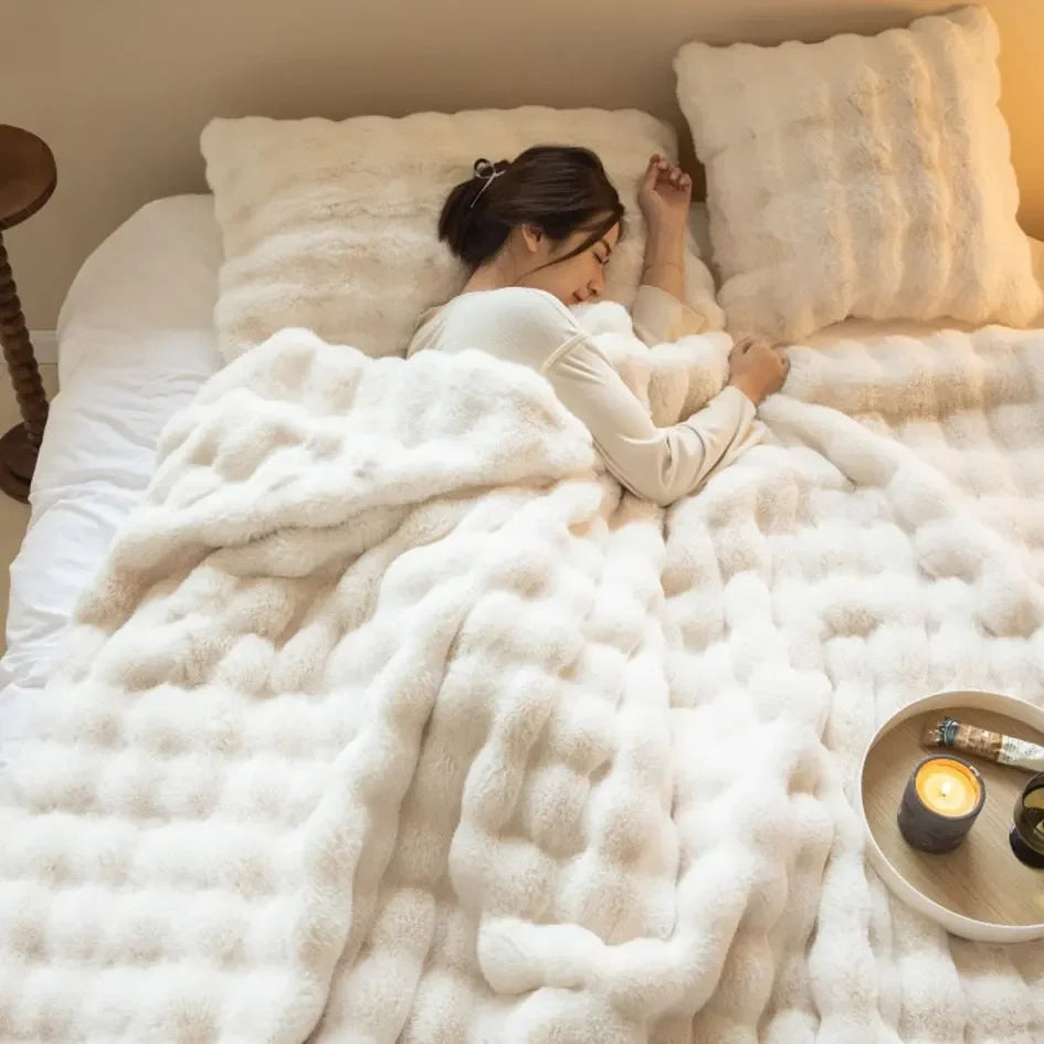 Gemütliche WarmWol Kuscheldecke, perfekt als Sofadecke. Bringt Wärme und Entspannung in Ihr Wohnzimmer.