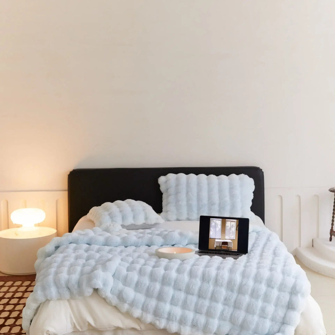 Dekorativer WarmWol Bettüberwurf aus Plüsch. Elegant und kuschelig weich für Ihr Schlafzimmerambiente.