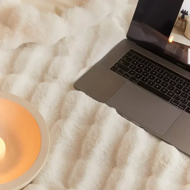 Stilvolle WarmWol Plüschdecke. Ideal als dekorative Sofadecke, schafft Gemütlichkeit im Wohnzimmer.