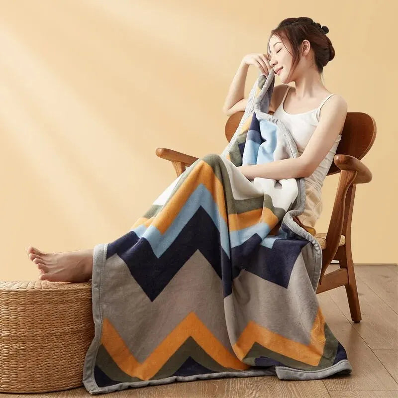 Kuschelige Winter-Flanelldecke in Grau, gefaltet auf Sofa, für gemütliche Abende im Wohnzimmer.