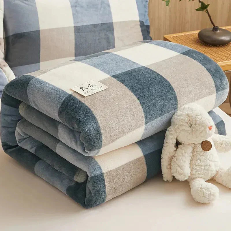 Warme Flanelldecke elegant über ein Bett drapiert, bereit für gemütliche Stunden und süße Träume.
