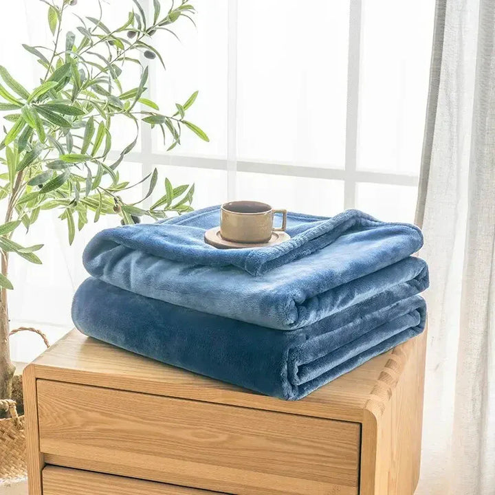 Ordentlich gefaltete Winter-Kuscheldecke aus Flanell, perfekt als Dekoration oder extra Wärme auf Sofa.
