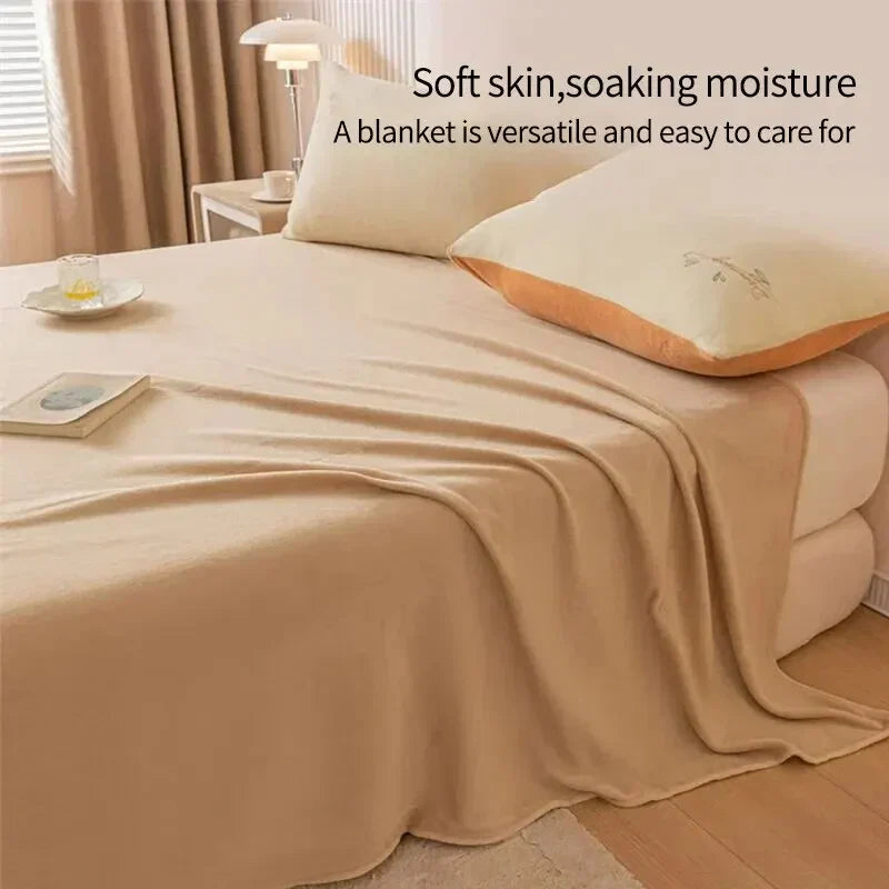 Gemütliche Flanelldecke mit Kissen auf Sessel, schafft eine warme Atmosphäre im Wohnbereich.