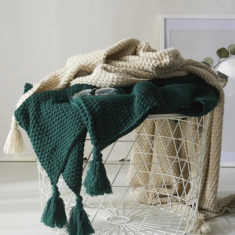 Kuschelige Winterwolldecke mit Quasten, ideal für gemütliche Stunden im Wohn- oder Schlafzimmer.