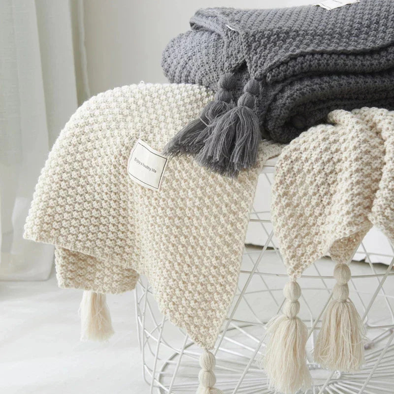 Anschmiegsame Winterdecke aus weicher Wolle mit Quasten, perfekt für Sofa, Sessel oder das Bett.