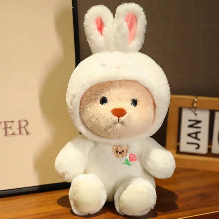 Ein großer, flauschiger Kuschelbär liegend. Das perfekte Stofftier als treuer Begleiter für Kinder.