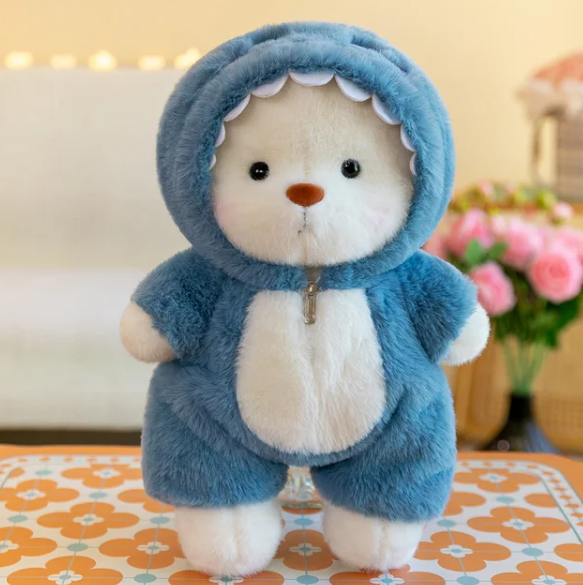 Der Kuscheliger Begleiter Bär in Nahaufnahme. Ein liebevolles Stofftier, ideal als Kindergeschenk.