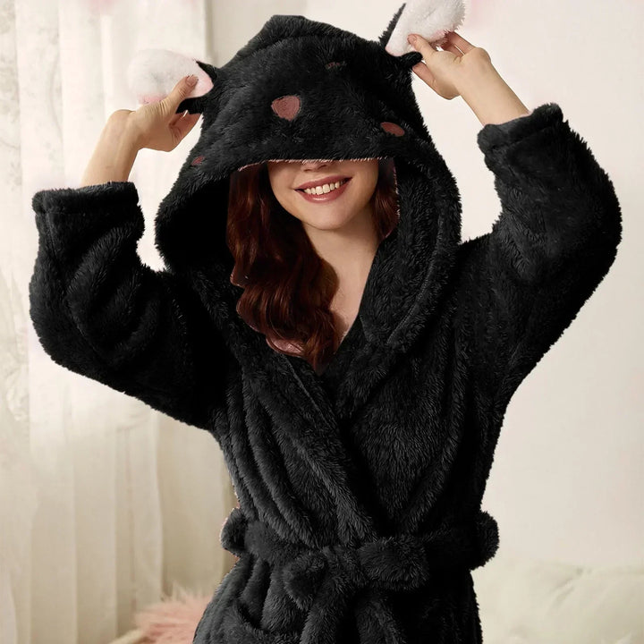 Stylischer Damen Bademantel mit Hasenohren-Kapuze; perfekt für entspannte Wintermorgen.